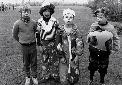 Koninginnedag, Oranjevereniging
Verkleden hoort er bij.
Keywords: Koninginnedag;Oranjevereniging;wedstrijd;vermaak;festiviteiten