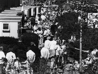 Koninginnedag, Oranjevereniging
Ook een vlooienmarkt is altijd een succes.
Keywords: Koninginnedag;Oranjevereniging;wedstrijd;vermaak;festiviteiten