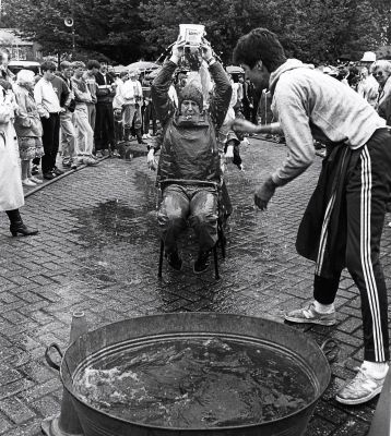 Koninginnedag, Oranjevereniging
De waterrace.
Keywords: Koninginnedag;Oranjevereniging;wedstrijd;vermaak;festiviteiten