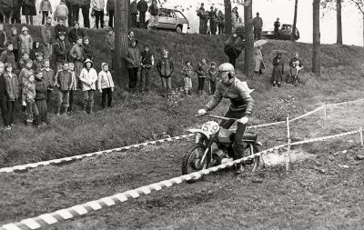 Verenigingen toernooi
Verenigingentoernooien werden ook gehouden. Hier de motorclub in actie met motorcrossen.
Keywords: Verenigingentoernooien;motorclub