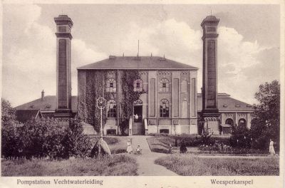 Pompstation Weesperkarspel
Eind 19de eeuw werd het pompstation aan de Gaasp gevestigd. Het inname-punt voor het water lag in Nigtevecht. Van daar werd het via een buis naar de kelders van het pompstation in Weesperkarspel geleid. Hier het hoofdgebouw, eind 19de eeuw.
Keywords: pompstation Weesperkarspel;Weesperkarspel;waterleidingen