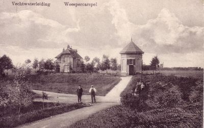 pompstation Weesperkarspel
Links de woning van hoofdopzichter Schumacher. Het torentje rechts bestaat nog. Foto rond eeuwwisseling 1900.
Keywords: pompstation Weesperkarspel;Weesperkarspel;waterleidingen