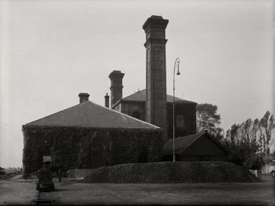 pompstation Weesperkarspel
1935 Waterleiding. Kolenopslag bij het hoofdgebouw met links een transportwagentje op de rails.
Keywords: pompstation Weesperkarspel;Weesperkarspel;waterleidingen