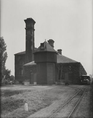 pompstation Weesperkarspel
Rails voor de toevoer van kolen naar de opslag. Vanaf de andere zijde van het gebouw gezien. Foto (rond) 1935.
Keywords: pompstation Weesperkarspel;Weesperkarspel;waterleidingen
