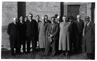Pompstation Weesperkarspel
ca 1952. Het merendeel van deze heren staat ook op WGF0012. Is dit kleinere gezelschap 'de leidinggevenden'?
Keywords: pompstation Weesperkarspel;Weesperkarspel;waterleidingen