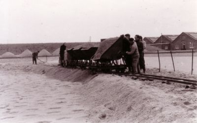 Pompstation Weesperkarspel
ca 1955. Vervangen van het filterzand.
Keywords: pompstation Weesperkarspel;Weesperkarspel;waterleidingen