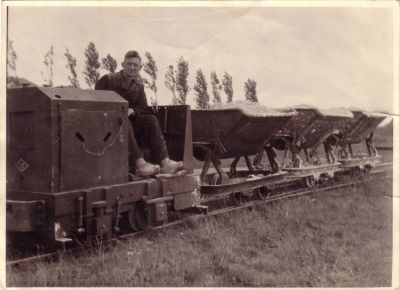 Pompstation Weesperkarspel
ca 1955. Het van het filterzand geschraapte vuil werd in kiepwagens via een 'smalspoor' afgevoerd. Steven Samplonius brengt hier het vuil naar het slibveld waar het gestort werd.
Keywords: pompstation Weesperkarspel;Weesperkarspel;waterleidingen;Samplonius