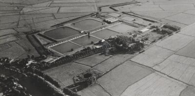Pompstation Weesperkarspel
ca 1960. Waterleiding luchtfoto. Links onder de Gaasp met bebouwing Driemond langs de Lange Stammerdijk (onderste) en langs de provinciale weg.
Keywords: pompstation Weesperkarspel;Weesperkarspel;waterleidingen