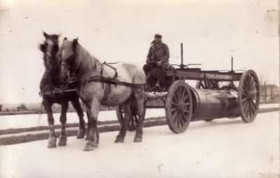 Pompstation Weesperkarspel
Ot Attema met een 'speciaal transport'. Een zware buis in opdracht van de Waterleiding. Foto ca 1950.
Keywords: pompstation Weesperkarspel;Weesperkarspel;waterleidingen;Attema