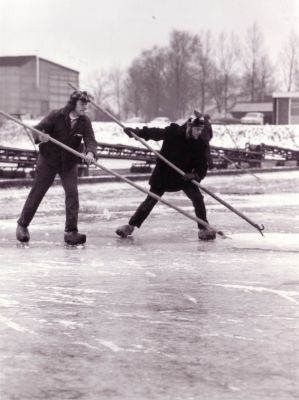 Pompstation Weesperkarspel
IJsbreken bij de waterleiding weer volop in gang. 1963.
Keywords: pompstation Weesperkarspel;Weesperkarspel;waterleidingen