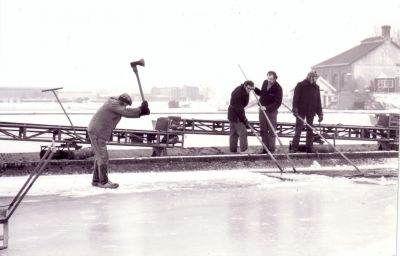 Pompstation Weesperkarspel
Afgaand op foto WGF021 zou links Arie Verbrugge kunnen staan. De namen van de vier mannen op die foto (WGF021) meest rechts niet helemaal duidelijk omdat er een te weinig met naam dan wel 'onbekend' wordt aangegeven.
Keywords: pompstation Weesperkarspel;Weesperkarspel;waterleidingen