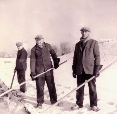 Pompstation Weesperkarspel
Winter '62/'63. IJshakken. v.l.n.r.: Wout Verbeek, Jan de Vries en Ot Attema.
Keywords: pompstation Weesperkarspel;Weesperkarspel;waterleidingen;Attema
