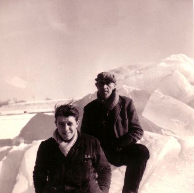 Pompstation Weesperkarspel
Winter '62/'63. IJshakken. Ot Attema (achter) en Gerrit Verbrugge.
Keywords: pompstation Weesperkarspel;Weesperkarspel;waterleidingen;Attema