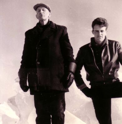 Pompstation Weesperkarspel
Winter '62/'63. IJshakken. Wiebe Attema en Piet Attema.
Keywords: pompstation Weesperkarspel;Weesperkarspel;waterleidingen;Attema