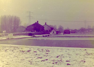 Pompstation Weesperkarspel
1963(?). Zicht op filters en gedeeltelijk gesloopte stookplaat. 
Na de tweede wereldoorlog werden er successievelijk een aantal vernieuwingen aangebracht.
Keywords: pompstation Weesperkarspel;Weesperkarspel;waterleidingen