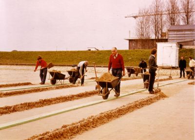 pompstation Weesperkarspel
Filterzand vervangen. N.a.v. foto WGF039: Toon Stol, midden achter kruiwagen en (rechts) Arie Griffioen en Gerrit Verbrugge (witte trui).
Keywords: pompstation Weesperkarspel;Weesperkarspel;waterleidingen