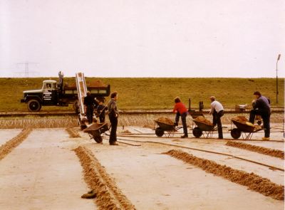 pompstation Weesperkarspel
Filterzand vervangen. Rechts Gerrit van Ee (?) en tweede van links Toon Vos (?).
Keywords: pompstation Weesperkarspel;Weesperkarspel;waterleidingen