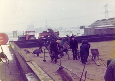 pompstation Weesperkarspel
Overzicht van de ploeg bij het vervangen van het filterzand. Midden voor (op rug gezien) Gerrit van Ee (?) en daarnaast Arie Griffioen (?). Waarschijnlijk is man in de witte trui Gerrit Verbrugge.
Keywords: pompstation Weesperkarspel;Weesperkarspel;waterleidingen