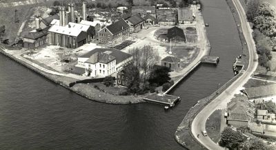 (N.V.) Centrale Ammoniakfabriek
Foto van het fabrieksterrein van later datum. Duidelijk gemoderniseerd en nu voorzien van aanlegsteigers.

Keywords: Weesperkarspel;ammoniakfabriek