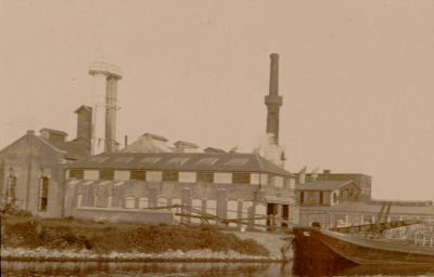 (N.V.) Centrale Ammoniakfabriek
De fabriek vanaf het (toen) Merwedekanaal. In de achtergrond de schoorsteen van het ketelhuis.
Keywords: Weesperkarspel;ammoniakfabriek