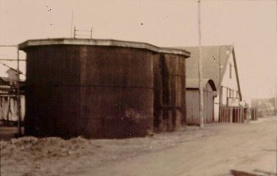 (N.V.) Centrale Ammoniakfabriek
Opslagtanks voor teer en/of zwavelzuur met daarnaast het gebouw van de vulafdeling. Dit deel lag langs het Smal Weesp.
Keywords: Weesperkarspel;ammoniakfabriek