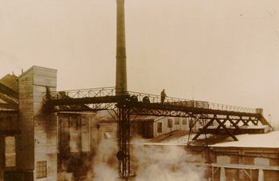 (N.V.) Centrale Ammoniakfabriek
Schoorsteen is van het ketelhuis. Gebouw zichtbaar rechts onder staat haaks op het (toen) Merwedekanaal, waar deel van de boten laadde en loste en ook een spoortje liep voor aan- en afvoer.
Keywords: Weesperkarspel;ammoniakfabriek