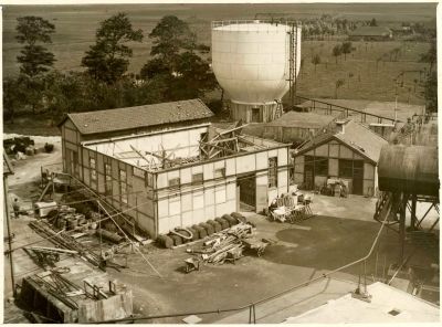 (N.V.) Centrale Ammoniakfabriek
In 1927 werd Weesperkarspel getroffen door een windhoos. Ook de ammoniak fabriek liep grote schade op. Hier duidelijk een ingestort dak van een van de hallen.
Keywords: Weesperkarspel;ammoniakfabriek