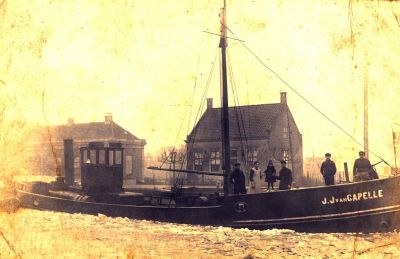 (N.V.) Centrale Ammoniakfabriek
De ammoniakfabriek had een eigen vloot tankschepen. Deze vervoerden het gaswater, dat vrij kwam bij het maken van kolengas in de gasfabrieken, naar de ammoniakfabriek. Dit gaswater bevatte ammoniak en teer. De eindproducten vanuit de ammoniakfabriek - teer, zwavelzuur, kunstmest - werden dan weer per schip of spoor naar de eindbestemmingen gebracht. 
Hier een van de schepen van de ammoniakfabriek, de 'J.JvanCapelle', met bemanning en familie.
Keywords: Weesperkarspel;ammoniakfabriek