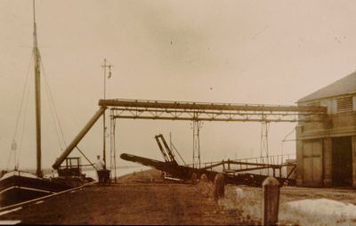 (N.V.) Centrale Ammoniakfabriek
Een van de schepen aan de los-/laadwal langs het Merwedekanaal.
Keywords: Weesperkarspel;ammoniakfabriek