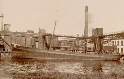 (N.V.) Centrale Ammoniakfabriek
Schip aan de laad-/loswal aan het Merwedekanaal. Helaas is de naam niet te ontcijferen.
Keywords: Weesperkarspel;ammoniakfabriek