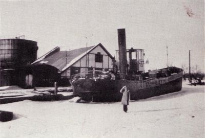 (N.V.) Centrale Ammoniakfabriek
Vastgevroren in het Smal Weesp, bij het gebouw van de vulafdeling.
Keywords: Weesperkarspel;ammoniakfabriek