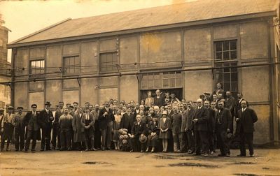 (N.V.) Centrale Ammoniakfabriek
Deze foto zou uit 1927 zijn. Personeel en leidinggevenden van de ammoniakfabriek. Het zittend (echt)paar zouden de directeur Dhr. Boissevain en echtgenote kunnen zijn.
Keywords: Weesperkarspel;ammoniakfabriek