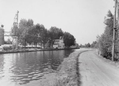Meelfabriek De Gaasp
Foto van achterste deel van de fabriek langs de Gaasp. De Lange Stammerdijk is hier inmiddels overgegaan in de Stammerdijk.
Keywords: Weesperkarspel;meelfabriek;De Gaasp;Stammerdijk