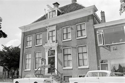 Gemeentehuis van Weesperkarspel.
Het gemeentehuis stond in Weesp aan de Hoogstraat 24, langs de Vecht. Weesperkarspel besloeg een groot gebied rond Weesp en bestond uit meerdere buurtschappen en een dorp Geinbrug (Driemond). Weesp was het meest centrale punt voor Weesperkarspel om haar bestuur te huisvesten. Foto rond 1970.
Keywords: Weesperkarspel;gemeentehuis