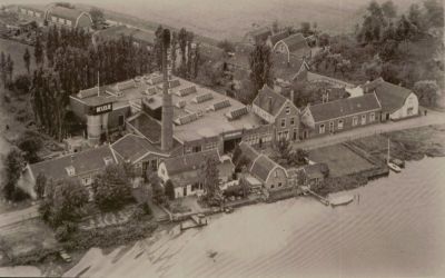 (De) Horn - Stoomwasserij De Lelie
In de 19de eeuw werden een aantal (stoom)wasserijen langs de Vecht gevestigd. Een van de grootste was die in (De) Horn: Stoomwasscherij De Lelie. Deze foto geeft een overzicht van het fabriekscomplex, gelegen aan Horn in (De) Horn.
Keywords: Weesperkarspel;De Horn;stoomwasserij De Lelie