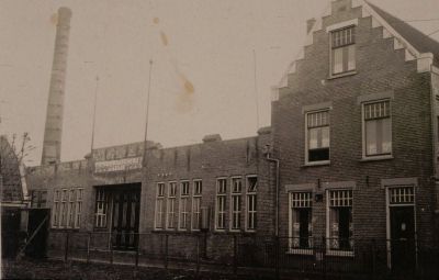 (De) Horn - Stoomwasserij De Lelie
Gevel van 'Stoomwasscherij De Lelie'.
Keywords: Weesperkarspel;De Horn;stoomwasserij De Lelie