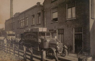 (De) Horn - Stoomwasserij De Lelie
Transportwagens staan voor De Lelie klaar om wasgoed te vervoeren.
Keywords: Weesperkarspel;De Horn;stoomwasserij De Lelie