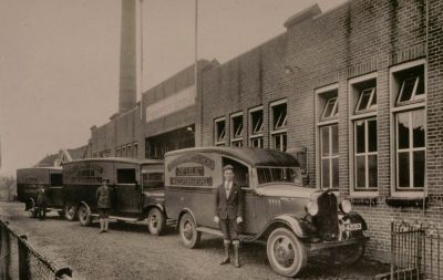 (De) Horn - Stoomwasserij De Lelie
Later (en moderner) wagenpark van De Lelie. Vermoedelijk bij nieuwe fabriek, opgebouwd na de brand van 1918. Chauffeur niet bekend.
Keywords: Weesperkarspel;De Horn;stoomwasserij De Lelie