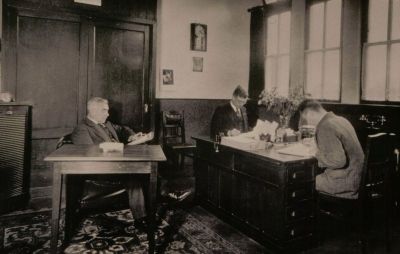 (De) Horn - Stoomwasserij De Lelie
Directiekamer (/) of kamer van hoger personeel. 
Keywords: Weesperkarspel;De Horn;stoomwasserij De Lelie