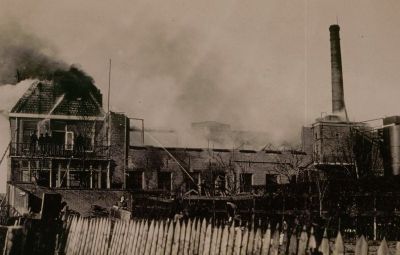 (De) Horn - Stoomwasserij De Lelie
In 1918 verwoestte een felle brand de wasserij. Later is deze herbouwd en nog lang in bedrijf gebleven.
Keywords: Weesperkarspel;De Horn;stoomwasserij De Lelie