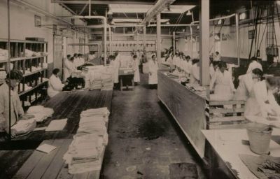 (De) Horn - Stoomwasserij De Lelie
Aan het werk. 
Keywords: Weesperkarspel;De Horn;stoomwasserij De Lelie