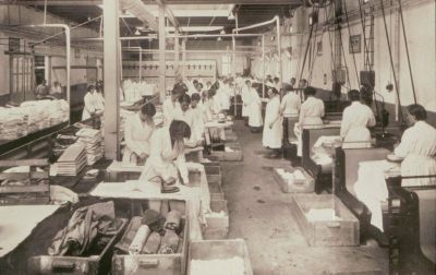 (De) Horn - Stoomwasserij De Lelie
Gewassen goed wordt gestreken.
Keywords: Weesperkarspel;De Horn;stoomwasserij De Lelie