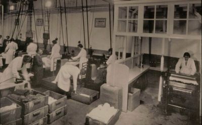 (De) Horn - Stoomwasserij De Lelie
Strijken en persen van wasgoed.
Keywords: Weesperkarspel;De Horn;stoomwasserij De Lelie