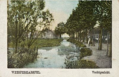 Weesperkarspel
Het betreft waarschijnlijk de Lage Klompweg, afgebeeld richting de Vecht, die dus zelf hier niet zichtbaar is. Het hoekhuis rechts achter staat dan waarschijnlijk op de splitsing Utrechtseweg/Horn/Lage Klompweg.
Keywords: Weesperkarspel;De Klomp;Vecht