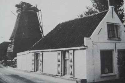 Utrechtseweg
Het zou een inmiddels verdwenen dijkhuisje betreffen langs de Utrechtseweg. Gezien de plaatsing langs de weg zou het dan om molen De Vriendschap gaan. Deze is ooit afgebrand, weer herbouwd, later opnieuw in verval geraakt en vervolgens weer grondig gerestaureerd. Wanneer de foto is gemaakt is niet bekend. 
Keywords: Weesperkarspel;De Klomp;Utrechtseweg